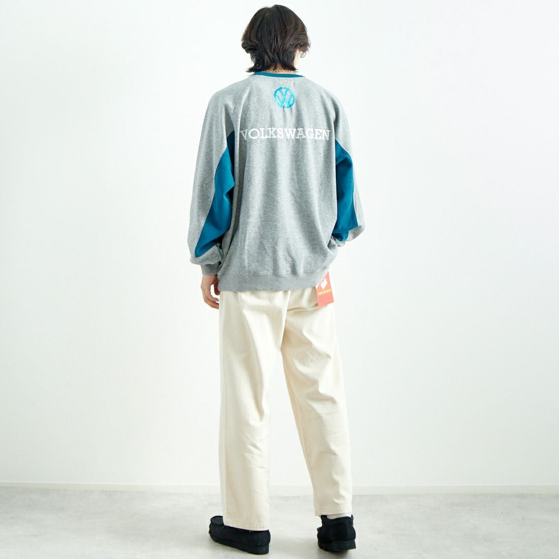 Volkswagen × JEANSFACTORY [フォルクスワーゲン × ジーンズファクトリー] レーシングスウェット [JFC-244-079] GREY &&モデル身長：179cm 着用サイズ：XL&&