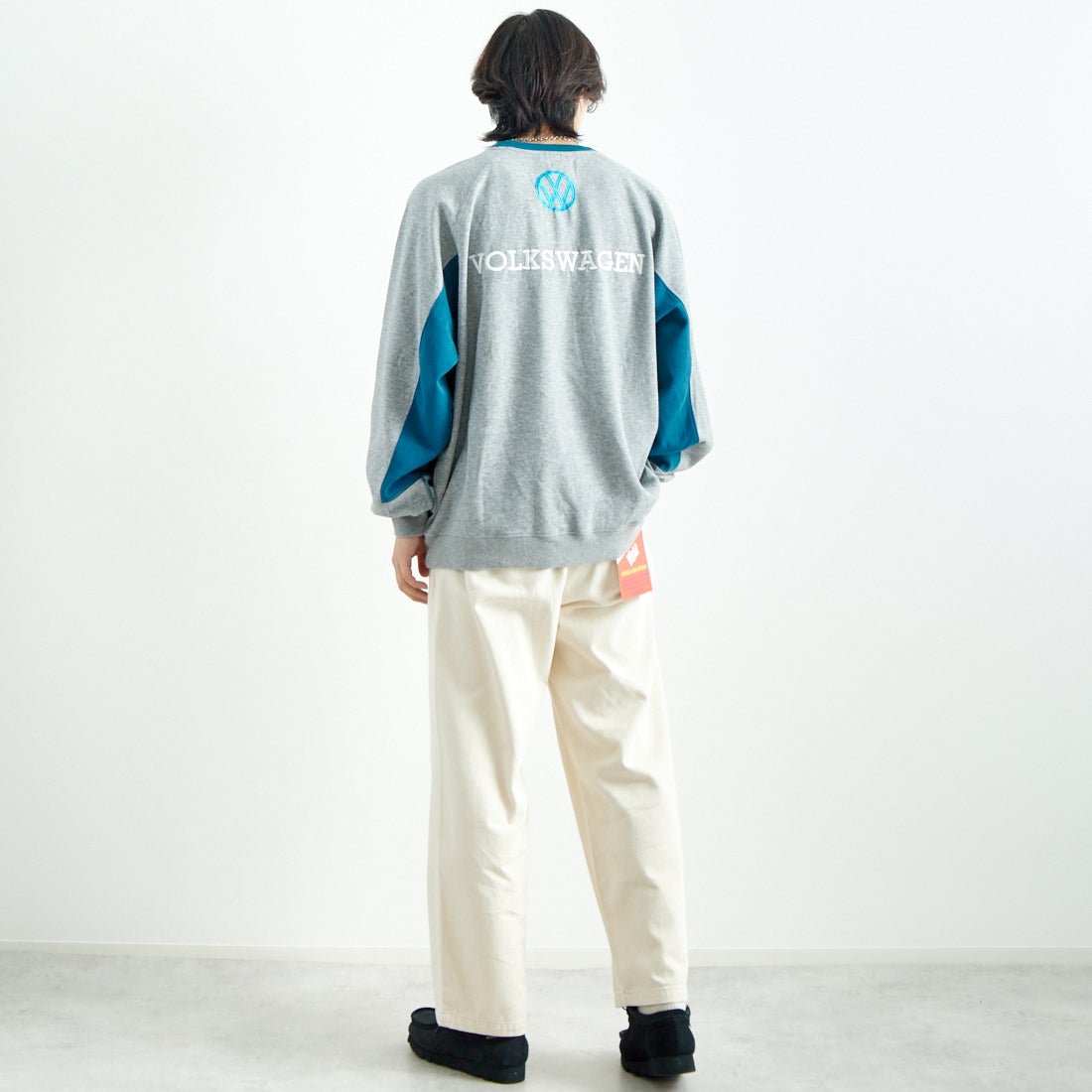 Volkswagen × JEANSFACTORY [フォルクスワーゲン × ジーンズファクトリー] レーシングスウェット [JFC-244-079] GREY &&モデル身長：179cm 着用サイズ：XL&&
