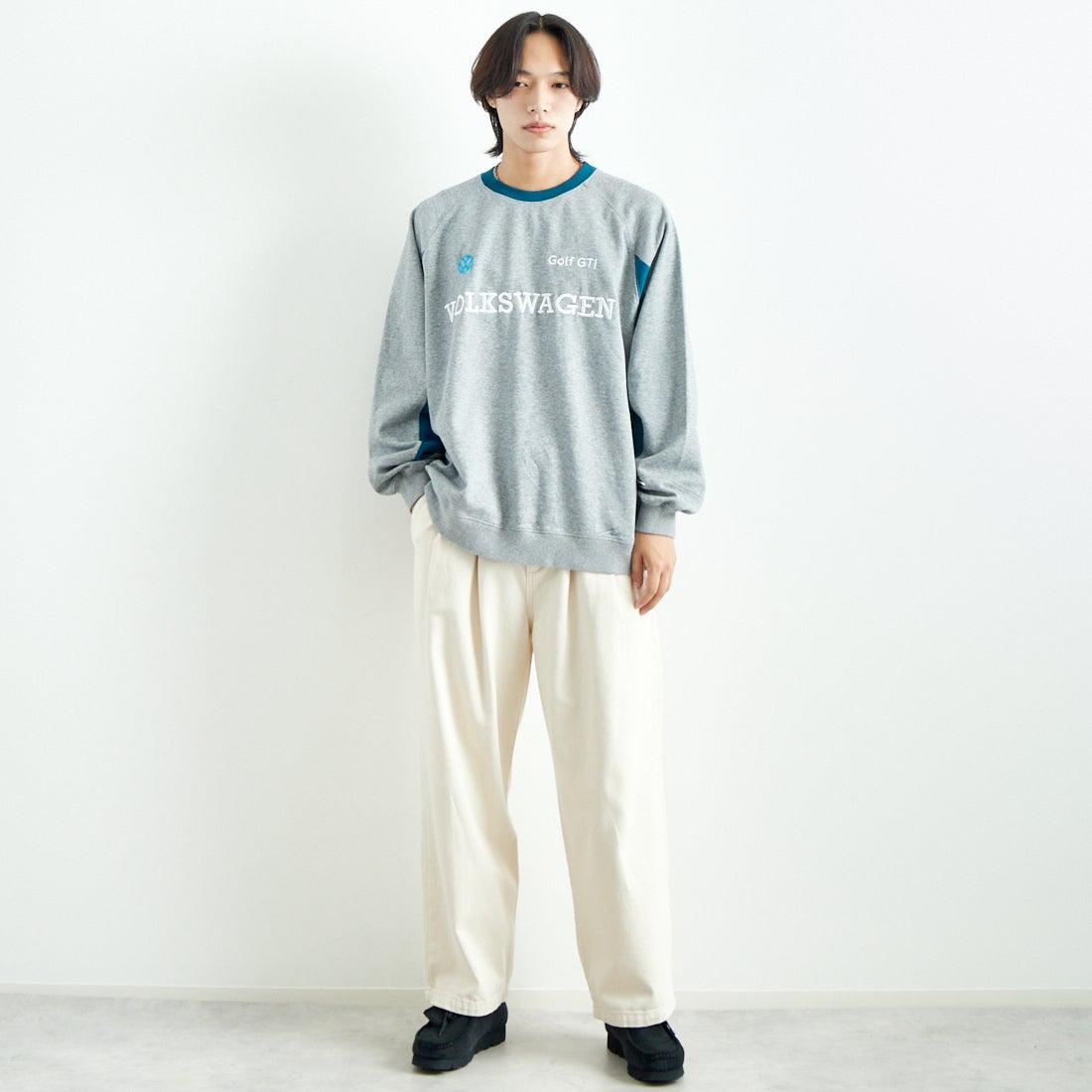 Volkswagen × JEANSFACTORY [フォルクスワーゲン × ジーンズファクトリー] レーシングスウェット [JFC-244-079] GREY &&モデル身長：179cm 着用サイズ：XL&&