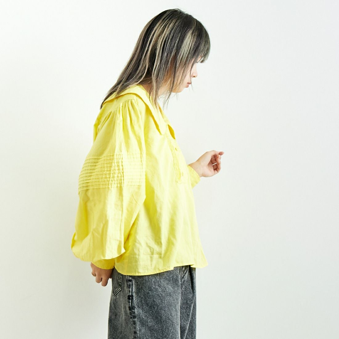 crinkle crinkle crinkle [クリンクル クリンクル クリンクル] ラウンドカラーボリュームブラウス [CC-3011] YELLOW &&モデル身長：167cm 着用サイズ：F&&