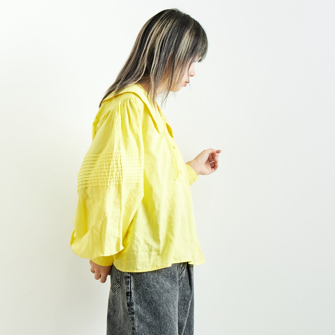 crinkle crinkle crinkle [クリンクル クリンクル クリンクル] ラウンドカラーボリュームブラウス [CC-3011] YELLOW &&モデル身長：167cm 着用サイズ：F&&