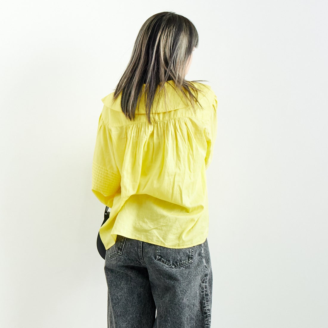 crinkle crinkle crinkle [クリンクル クリンクル クリンクル] ラウンドカラーボリュームブラウス [CC-3011] YELLOW &&モデル身長：167cm 着用サイズ：F&&