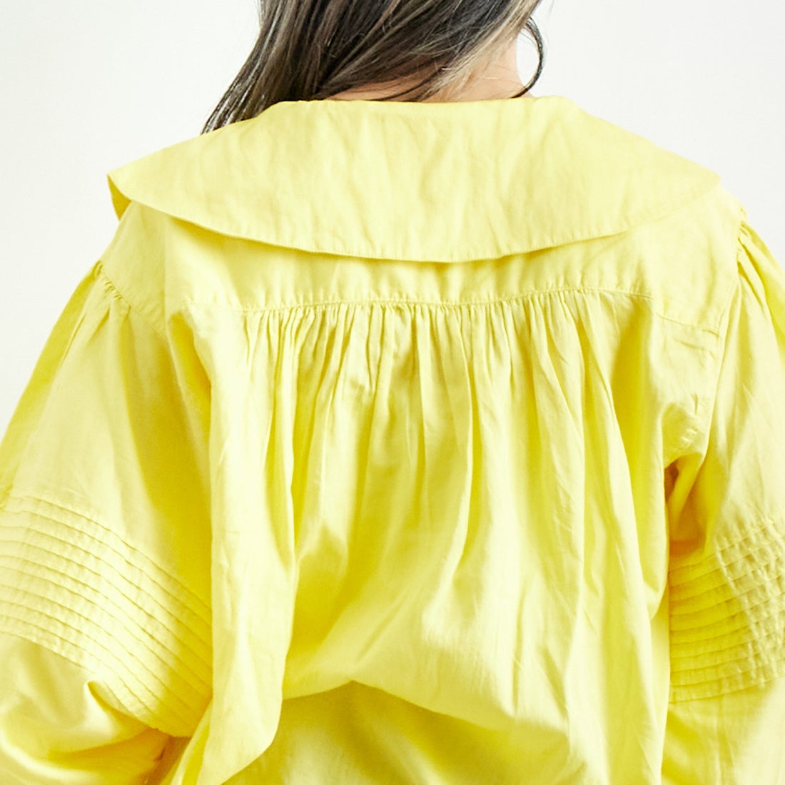 crinkle crinkle crinkle [クリンクル クリンクル クリンクル] ラウンドカラーボリュームブラウス [CC-3011] YELLOW &&モデル身長：167cm 着用サイズ：F&&