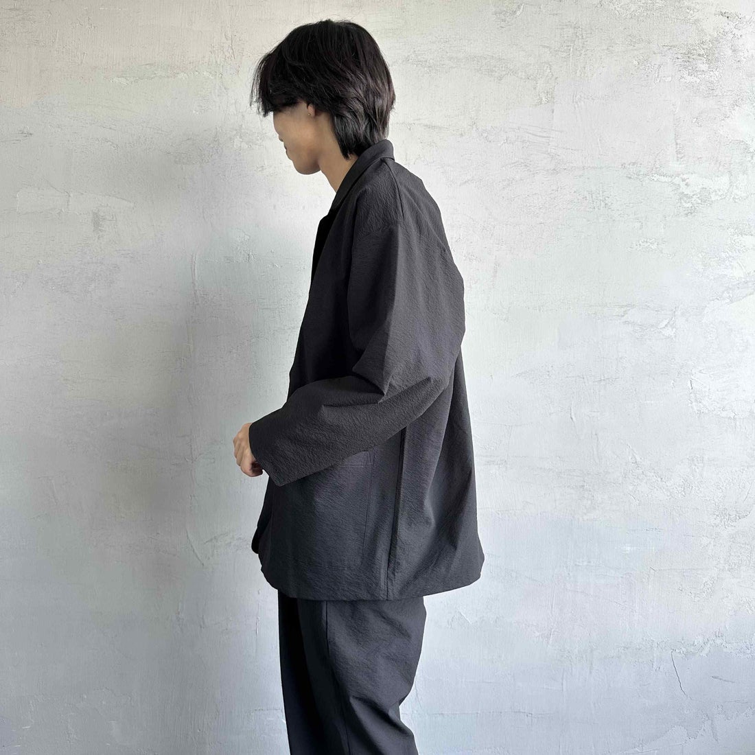 THOUSAND MILE [サウザンド マイル] 別注 シアサッカージャケット&パンツ セットアップ [TM251SS50471-JF] 09 BLACK &&モデル身長：179cm 着用サイズ：XL&&