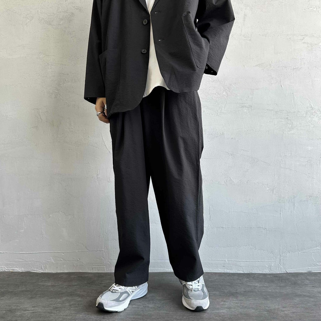 THOUSAND MILE [サウザンド マイル] 別注 シアサッカージャケット&パンツ セットアップ [TM251SS50471-JF] 09 BLACK &&モデル身長：179cm 着用サイズ：XL&&