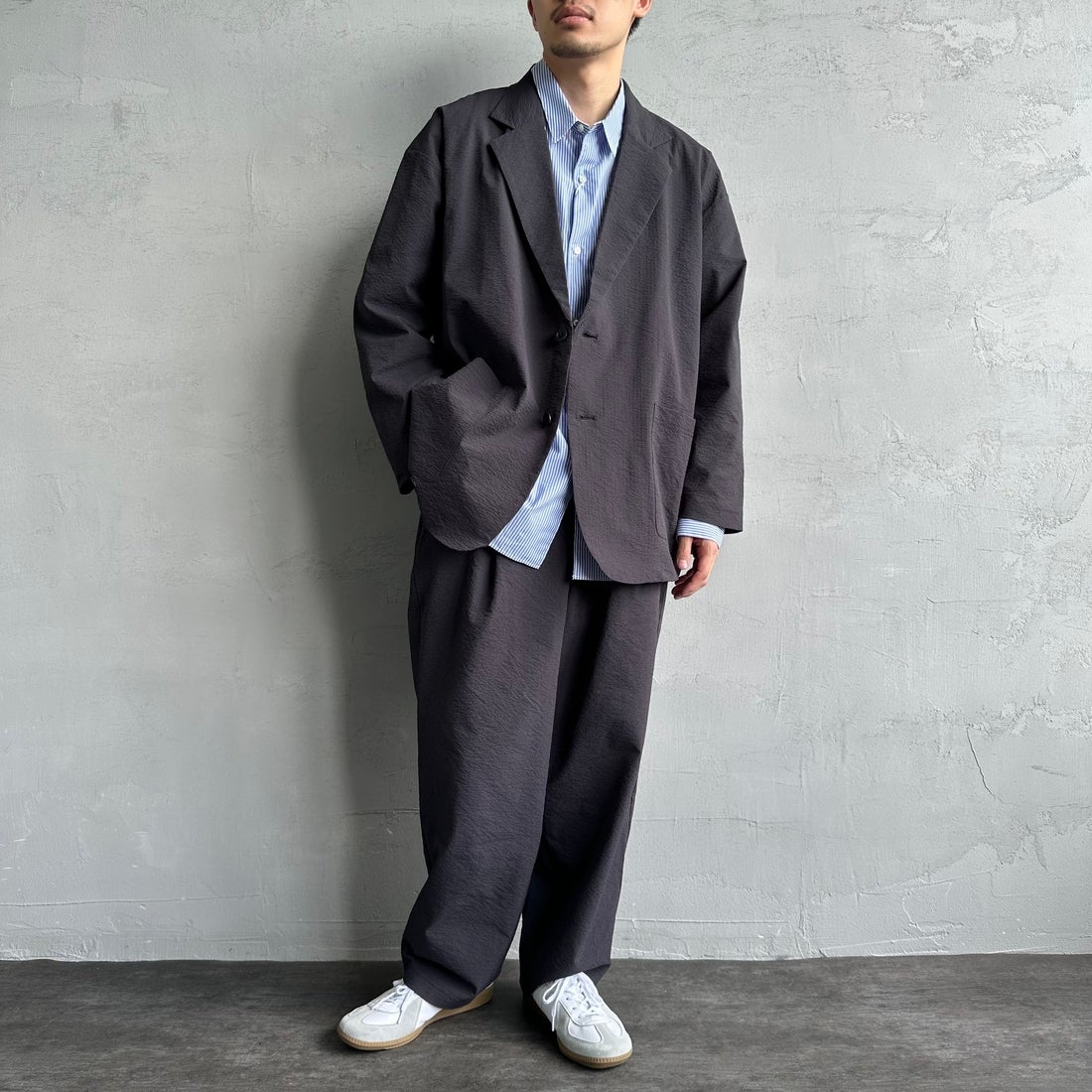 THOUSAND MILE [サウザンド マイル] 別注 シアサッカージャケット&パンツ セットアップ [TM251SS50471-JF] 19 CHARCOA &&モデル身長：168cm 着用サイズ：L&&