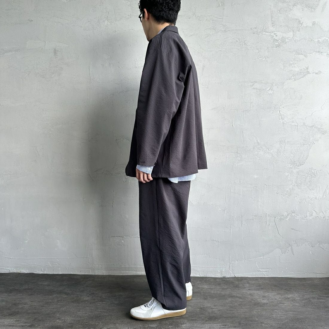 THOUSAND MILE [サウザンド マイル] 別注 シアサッカージャケット&パンツ セットアップ [TM251SS50471-JF] 19 CHARCOA &&モデル身長：168cm 着用サイズ：L&&