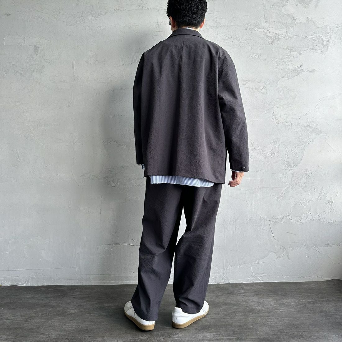 THOUSAND MILE [サウザンド マイル] 別注 シアサッカージャケット&パンツ セットアップ [TM251SS50471-JF] 19 CHARCOA &&モデル身長：168cm 着用サイズ：L&&