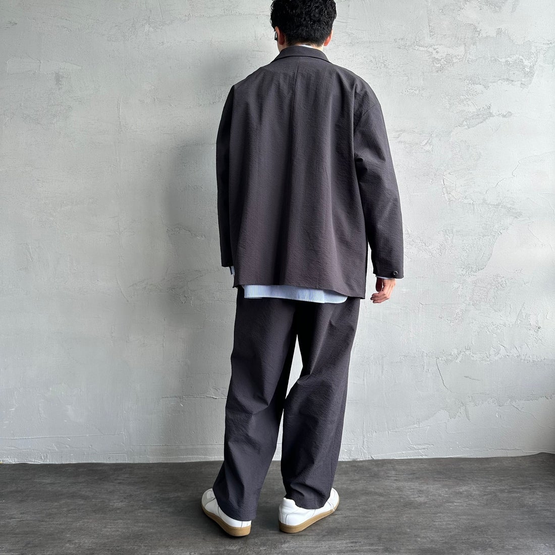 THOUSAND MILE [サウザンド マイル] 別注 シアサッカージャケット&パンツ セットアップ [TM251SS50471-JF] 19 CHARCOA &&モデル身長：168cm 着用サイズ：L&&