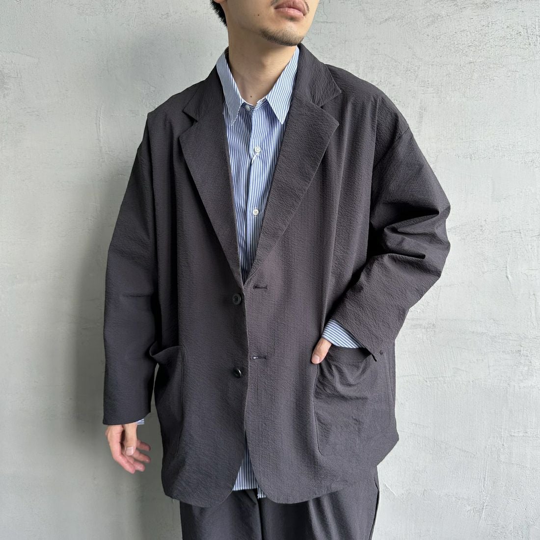 THOUSAND MILE [サウザンド マイル] 別注 シアサッカージャケット&パンツ セットアップ [TM251SS50471-JF] 19 CHARCOA &&モデル身長：168cm 着用サイズ：L&&