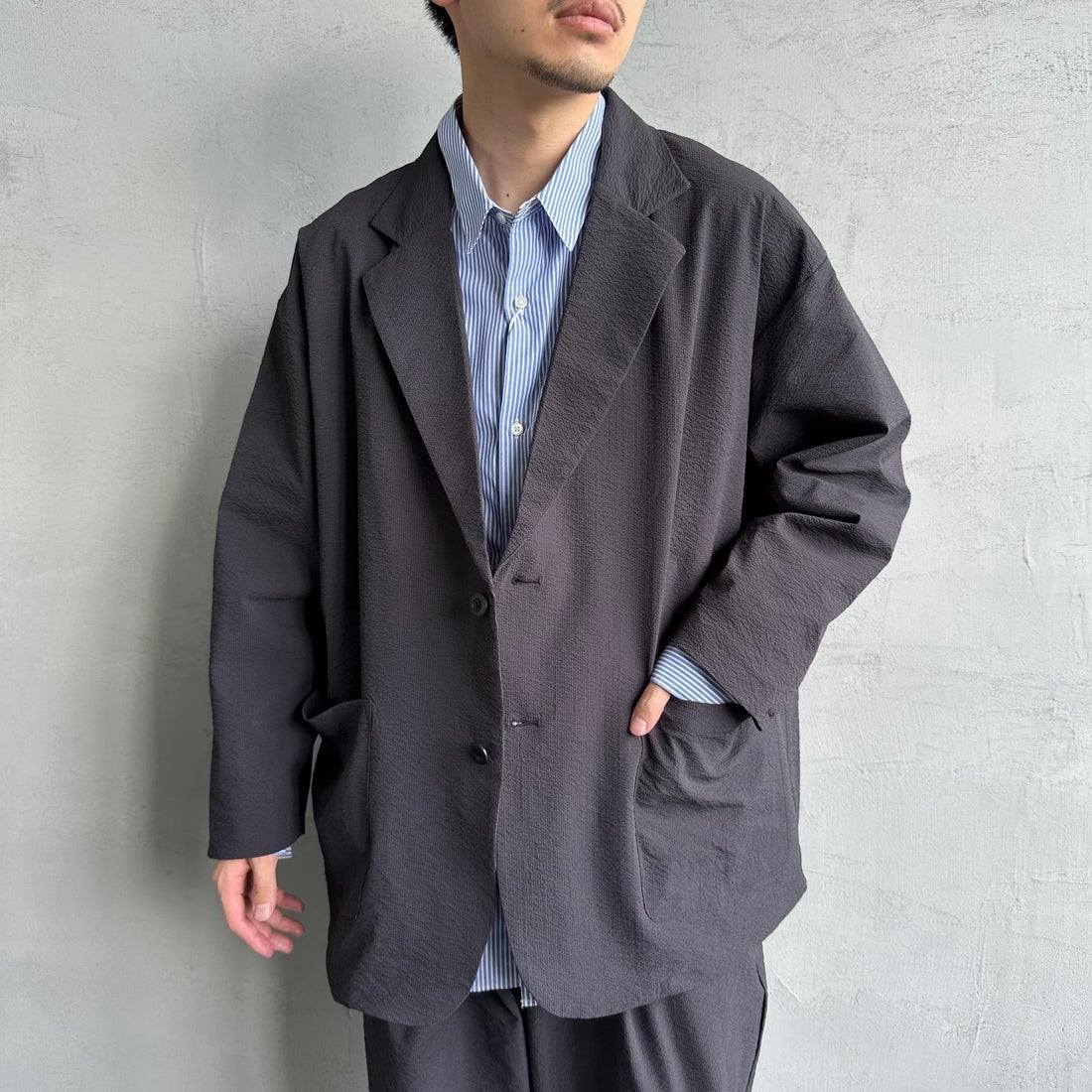 THOUSAND MILE [サウザンド マイル] 別注 シアサッカージャケット&パンツ セットアップ [TM251SS50471-JF] 19 CHARCOA &&モデル身長：168cm 着用サイズ：L&&