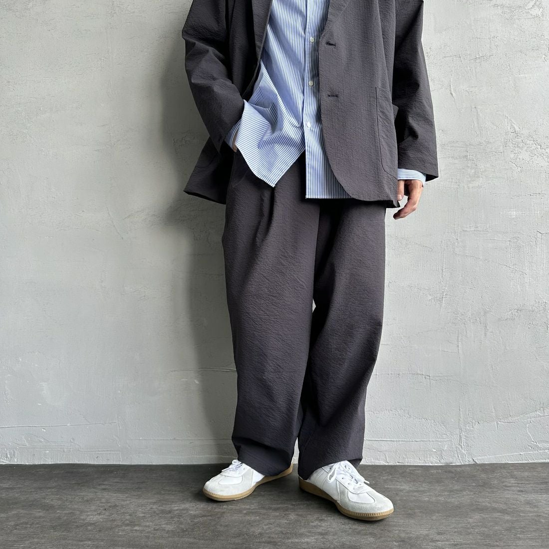 THOUSAND MILE [サウザンド マイル] 別注 シアサッカージャケット&パンツ セットアップ [TM251SS50471-JF] 19 CHARCOA &&モデル身長：168cm 着用サイズ：L&&