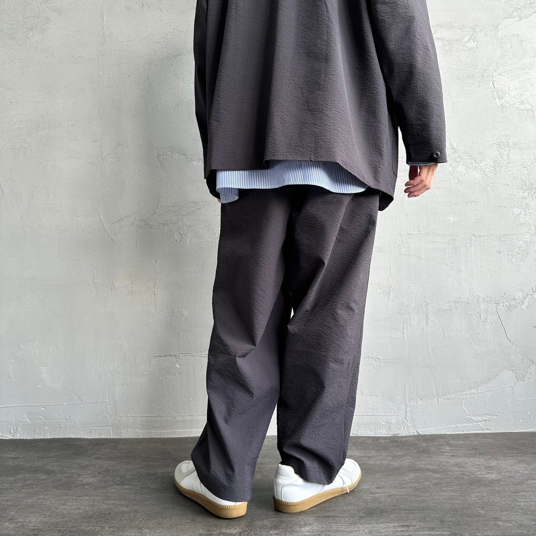 THOUSAND MILE [サウザンド マイル] 別注 シアサッカージャケット&パンツ セットアップ [TM251SS50471-JF] 19 CHARCOA &&モデル身長：168cm 着用サイズ：L&&