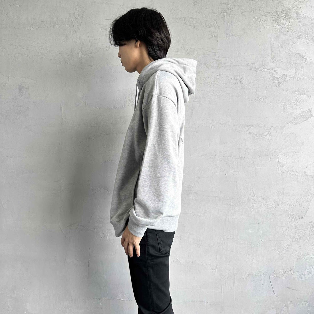 1PIU1UGUALE3 RELAX [ウノ ピゥ ウノ ウグァーレ トレ] 別注 バックロゴ刺繍 スウェットパーカー [USO-24121IN-JF] GRAY &&モデル身長：179cm 着用サイズ：L&&