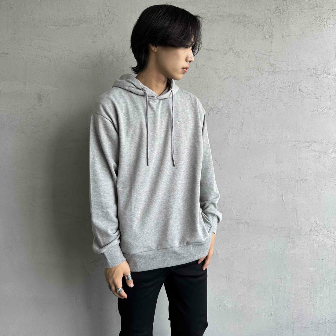 1PIU1UGUALE3 RELAX [ウノ ピゥ ウノ ウグァーレ トレ] 別注 バックロゴ刺繍 スウェットパーカー [USO-24121IN-JF] GRAY &&モデル身長：179cm 着用サイズ：L&&