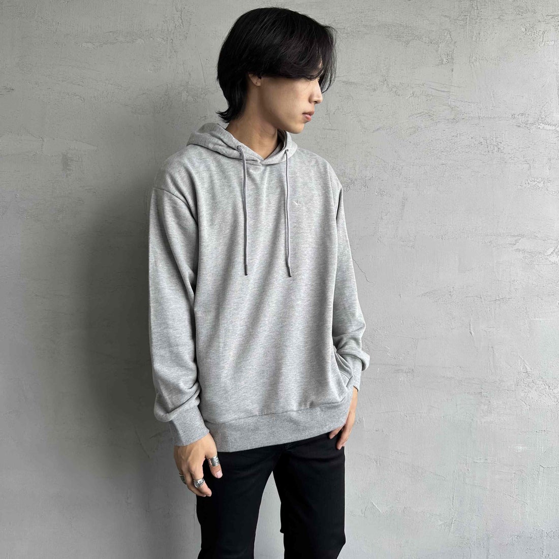 1PIU1UGUALE3 RELAX [ウノ ピゥ ウノ ウグァーレ トレ] 別注 バックロゴ刺繍 スウェットパーカー [USO-24121IN-JF] GRAY &&モデル身長：179cm 着用サイズ：L&&