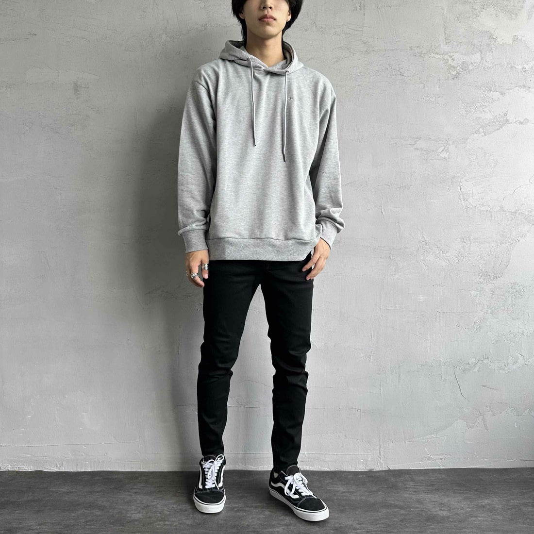 1PIU1UGUALE3 RELAX [ウノ ピゥ ウノ ウグァーレ トレ] 別注 バックロゴ刺繍 スウェットパーカー [USO-24121IN-JF] GRAY &&モデル身長：179cm 着用サイズ：L&&