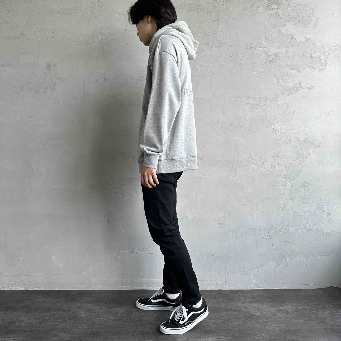 1PIU1UGUALE3 RELAX [ウノ ピゥ ウノ ウグァーレ トレ] 別注 バックロゴ刺繍 スウェットパーカー [USO-24121IN-JF] GRAY &&モデル身長：179cm 着用サイズ：L&&