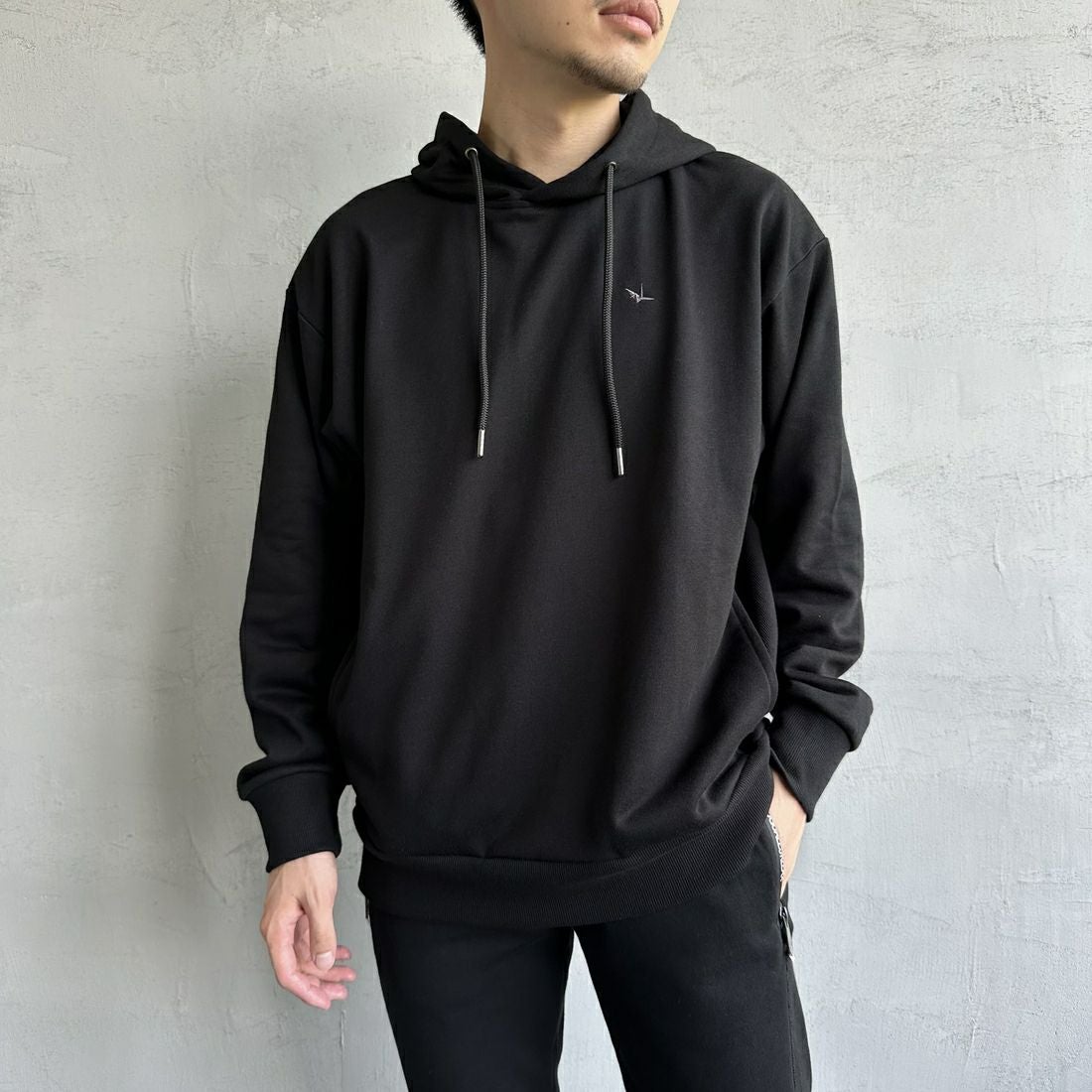 1PIU1UGUALE3 RELAX [ウノ ピゥ ウノ ウグァーレ トレ] 別注 バックロゴ刺繍 スウェットパーカー [USO-24121IN-JF] BLACK &&モデル身長：168cm 着用サイズ：M&&