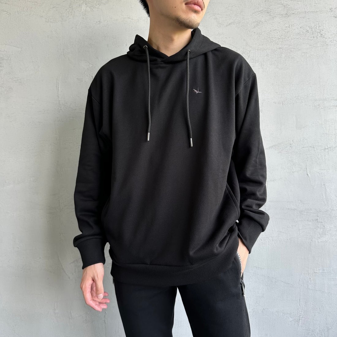 1PIU1UGUALE3 RELAX [ウノ ピゥ ウノ ウグァーレ トレ] 別注 バックロゴ刺繍 スウェットパーカー [USO-24121IN-JF] BLACK &&モデル身長：168cm 着用サイズ：M&&