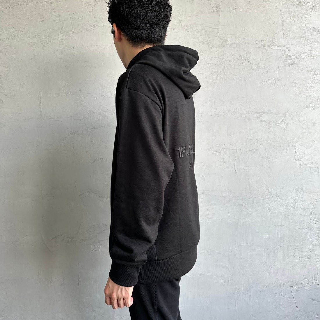 1PIU1UGUALE3 RELAX [ウノ ピゥ ウノ ウグァーレ トレ] 別注 バックロゴ刺繍 スウェットパーカー [USO-24121IN-JF] BLACK &&モデル身長：168cm 着用サイズ：M&&