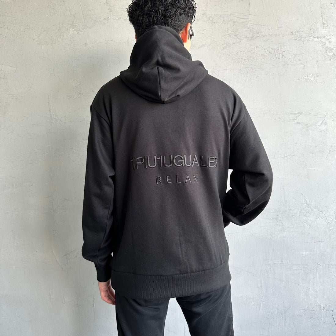 1PIU1UGUALE3 RELAX [ウノ ピゥ ウノ ウグァーレ トレ] 別注 バックロゴ刺繍 スウェットパーカー [USO-24121IN-JF] BLACK &&モデル身長：168cm 着用サイズ：M&&