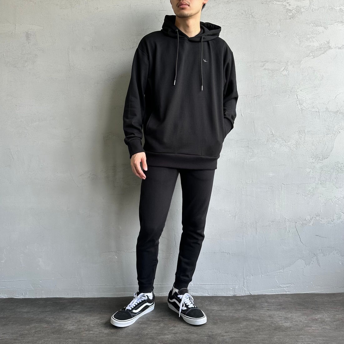 1PIU1UGUALE3 RELAX [ウノ ピゥ ウノ ウグァーレ トレ] 別注 バックロゴ刺繍 スウェットパーカー [USO-24121IN-JF] BLACK &&モデル身長：168cm 着用サイズ：M&&