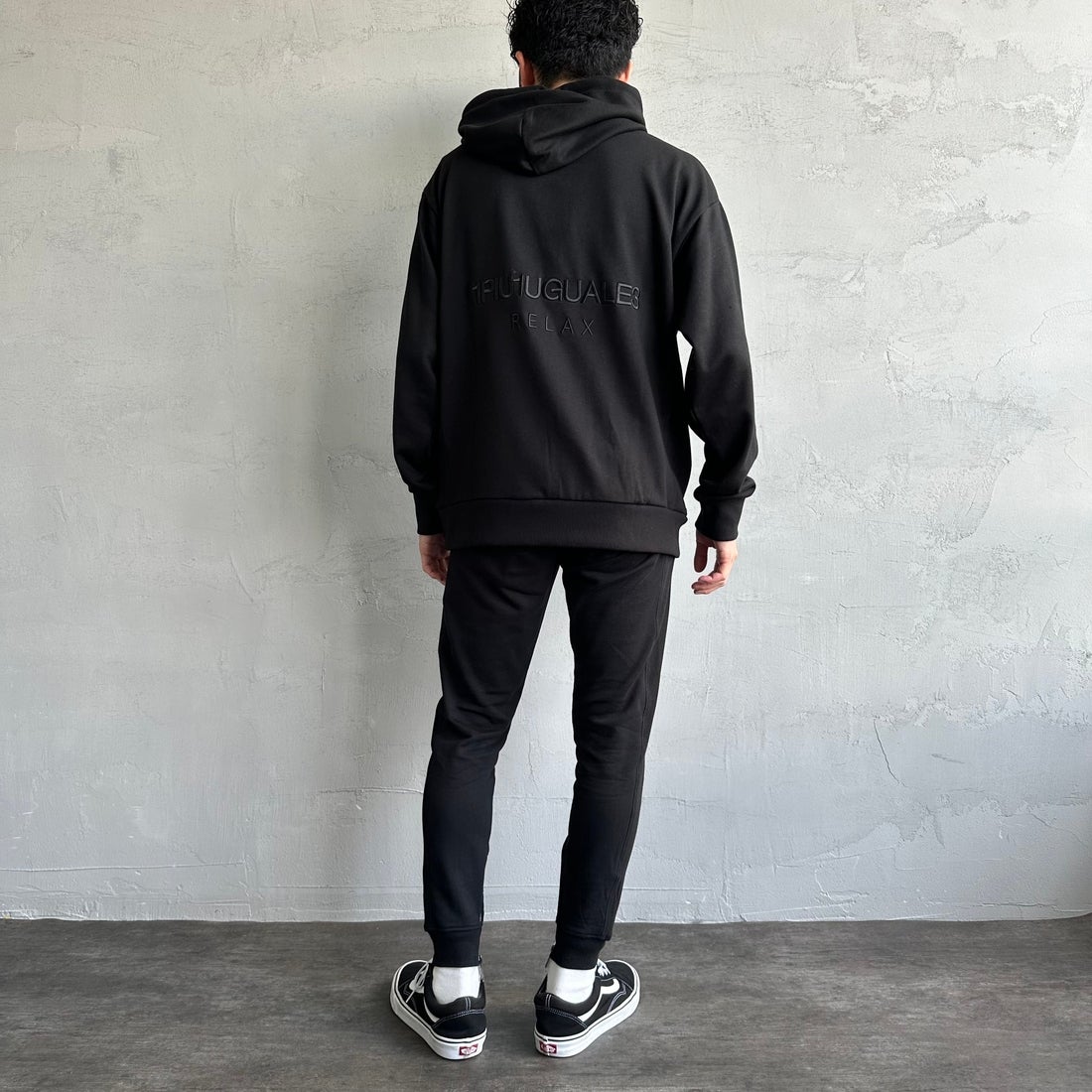 1PIU1UGUALE3 RELAX [ウノ ピゥ ウノ ウグァーレ トレ] 別注 バックロゴ刺繍 スウェットパーカー [USO-24121IN-JF] BLACK &&モデル身長：168cm 着用サイズ：M&&