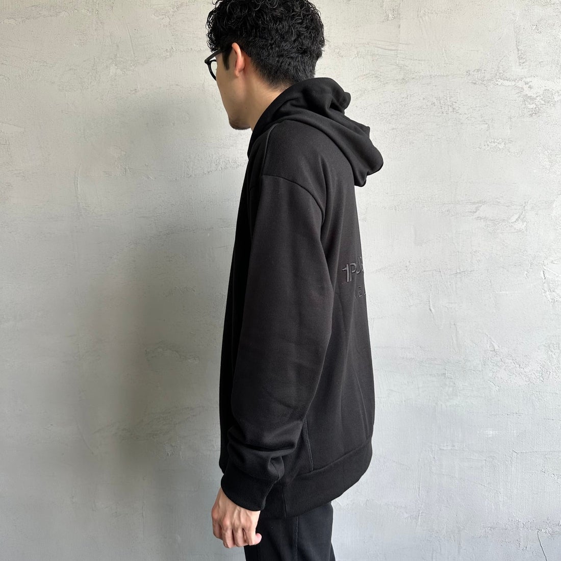 1PIU1UGUALE3 RELAX [ウノ ピゥ ウノ ウグァーレ トレ] 別注 バックロゴ刺繍 スウェットパーカー [USO-24121IN-JF] BLACK &&モデル身長：168cm 着用サイズ：L&&