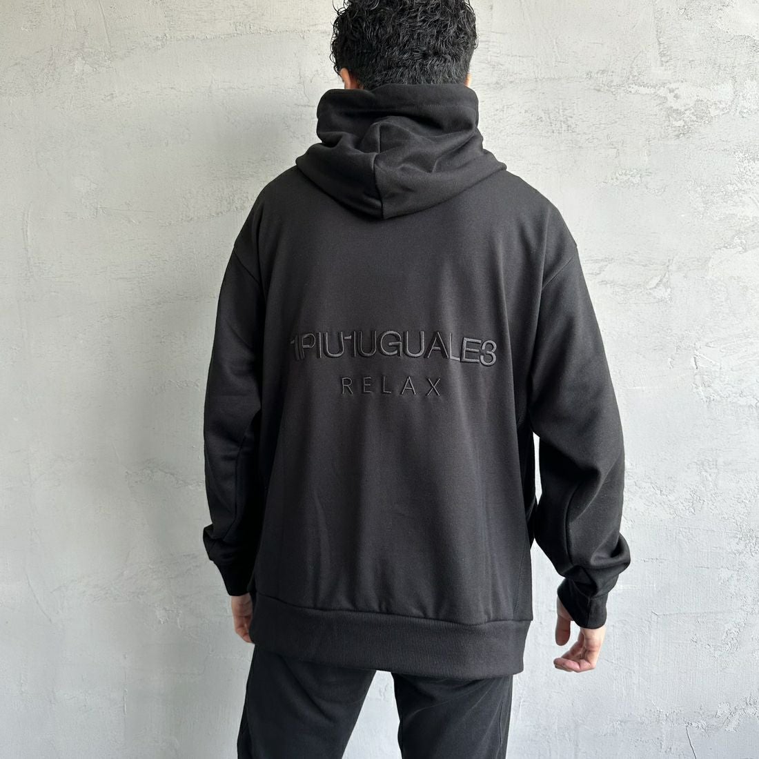 1PIU1UGUALE3 RELAX [ウノ ピゥ ウノ ウグァーレ トレ] 別注 バックロゴ刺繍 スウェットパーカー [USO-24121IN-JF] BLACK &&モデル身長：168cm 着用サイズ：L&&