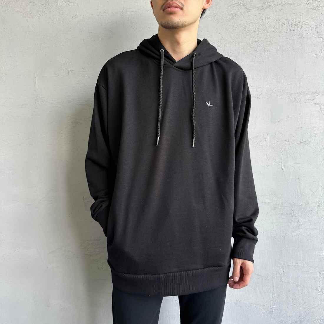 1PIU1UGUALE3 RELAX [ウノ ピゥ ウノ ウグァーレ トレ] 別注 バックロゴ刺繍 スウェットパーカー [USO-24121IN-JF] BLACK &&モデル身長：168cm 着用サイズ：XL&&