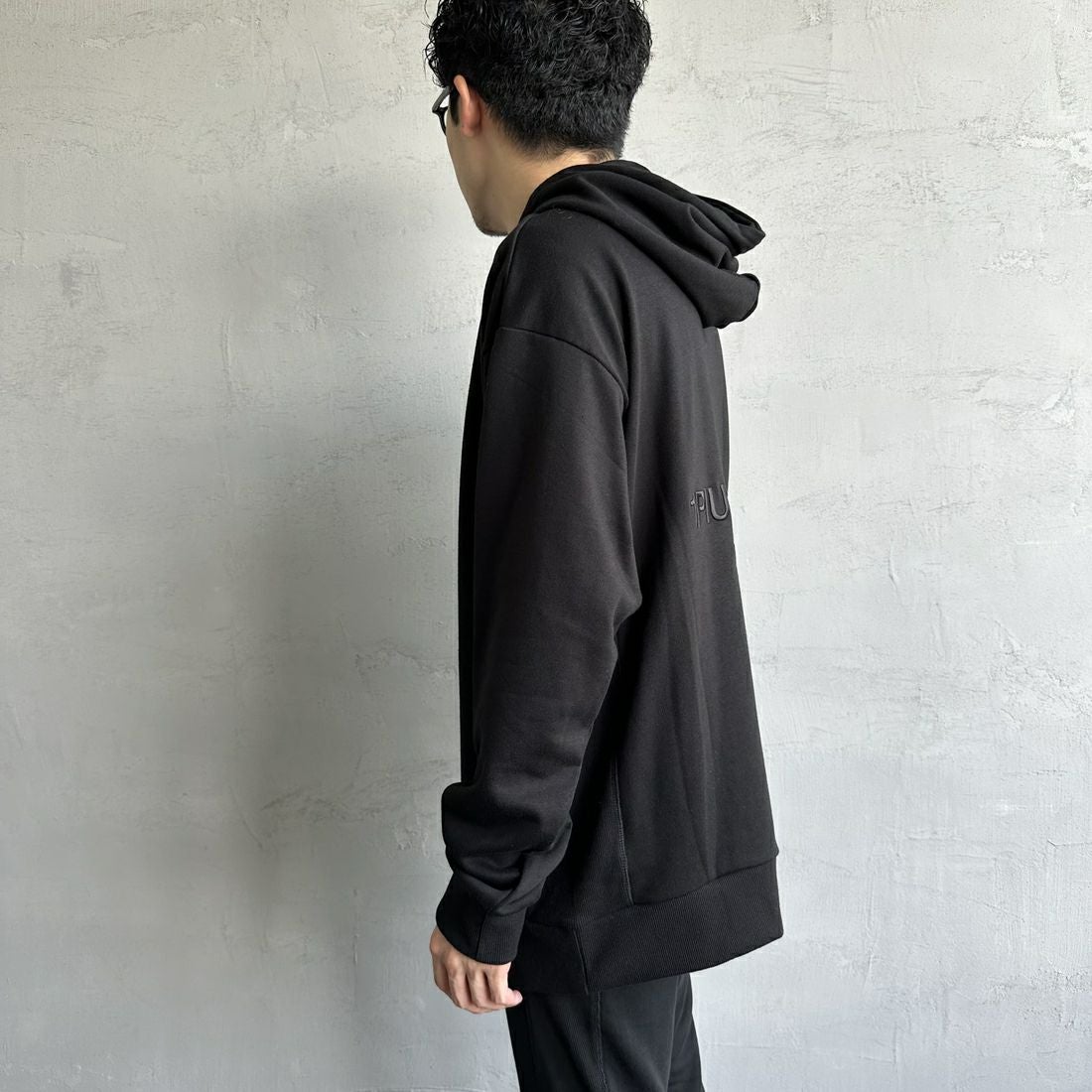 1PIU1UGUALE3 RELAX [ウノ ピゥ ウノ ウグァーレ トレ] 別注 バックロゴ刺繍 スウェットパーカー [USO-24121IN-JF] BLACK &&モデル身長：168cm 着用サイズ：XL&&