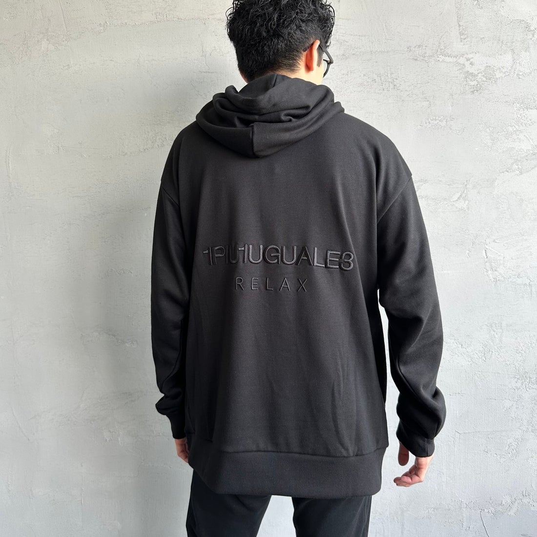1PIU1UGUALE3 RELAX [ウノ ピゥ ウノ ウグァーレ トレ] 別注 バックロゴ刺繍 スウェットパーカー [USO-24121IN-JF] BLACK &&モデル身長：168cm 着用サイズ：XL&&