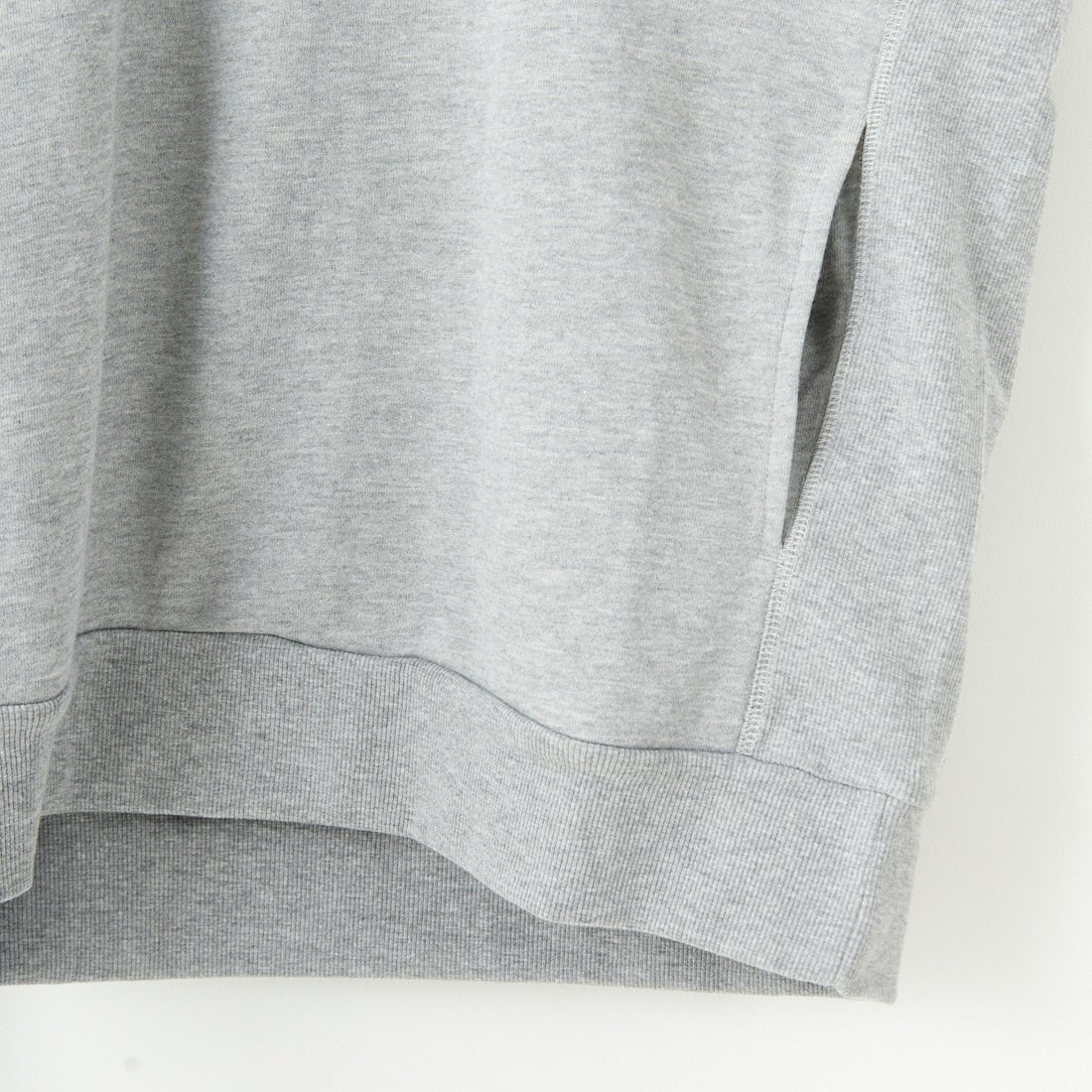 1PIU1UGUALE3 RELAX [ウノ ピゥ ウノ ウグァーレ トレ] 別注 バックロゴ刺繍 スウェットパーカー [USO-24121IN-JF] GRAY