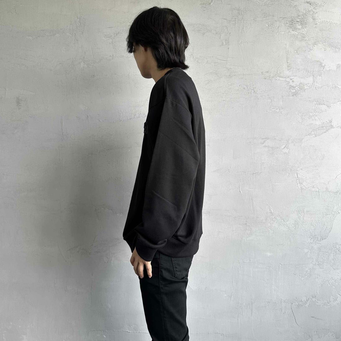 1PIU1UGUALE3 RELAX [ウノ ピゥ ウノ ウグァーレ トレ] 別注 発泡プリントロゴ クルーネックスウェット [USO-24120IN-JF] BLACK &&モデル身長：179cm 着用サイズ：XL&&