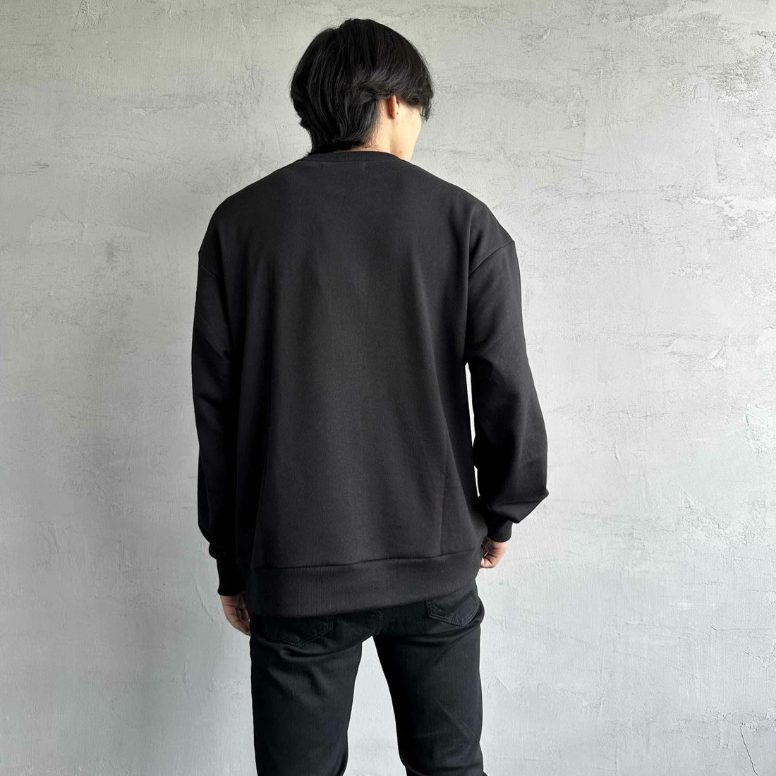 1PIU1UGUALE3 RELAX [ウノ ピゥ ウノ ウグァーレ トレ] 別注 発泡プリントロゴ クルーネックスウェット [USO-24120IN-JF] BLACK &&モデル身長：179cm 着用サイズ：XL&&