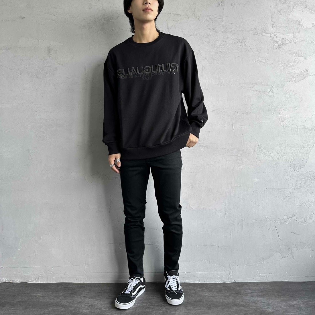 1PIU1UGUALE3 RELAX [ウノ ピゥ ウノ ウグァーレ トレ] 別注 発泡プリントロゴ クルーネックスウェット [USO-24120IN-JF] BLACK &&モデル身長：179cm 着用サイズ：XL&&