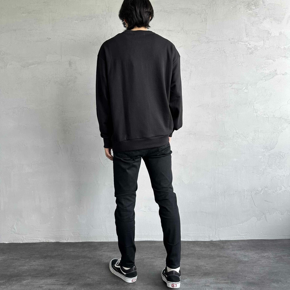 1PIU1UGUALE3 RELAX [ウノ ピゥ ウノ ウグァーレ トレ] 別注 発泡プリントロゴ クルーネックスウェット [USO-24120IN-JF] BLACK &&モデル身長：179cm 着用サイズ：XL&&