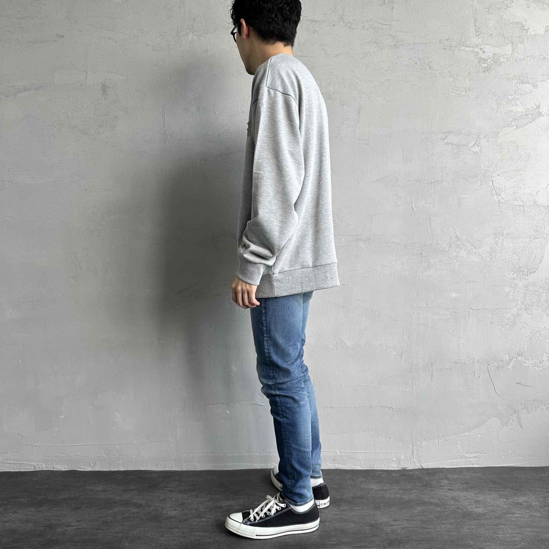1PIU1UGUALE3 RELAX [ウノ ピゥ ウノ ウグァーレ トレ] 別注 発泡プリントロゴ クルーネックスウェット [USO-24120IN-JF] GRAY &&モデル身長：168cm 着用サイズ：L&&