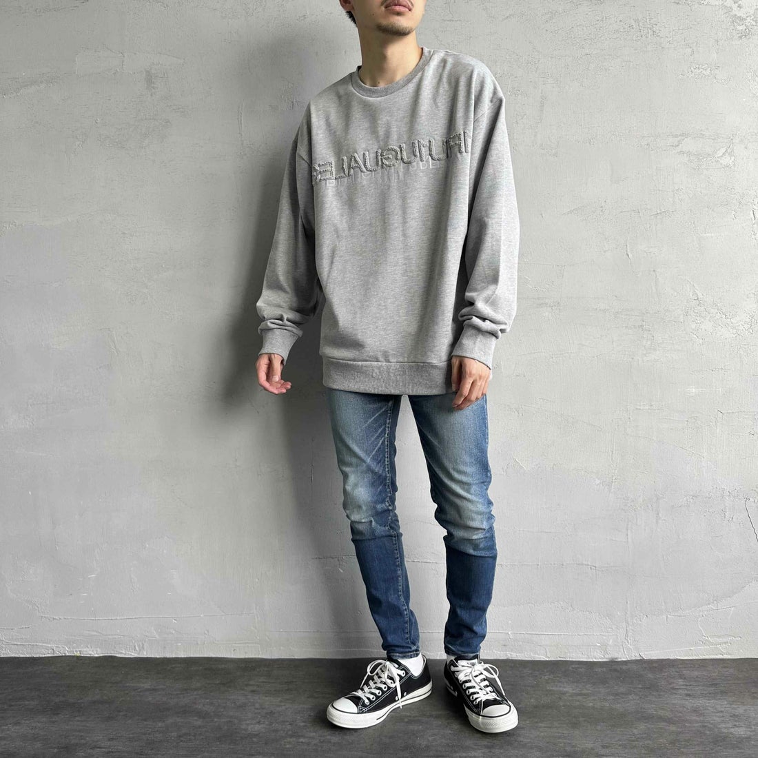 1PIU1UGUALE3 RELAX [ウノ ピゥ ウノ ウグァーレ トレ] 別注 発泡プリントロゴ クルーネックスウェット [USO-24120IN-JF] GRAY &&モデル身長：168cm 着用サイズ：L&&