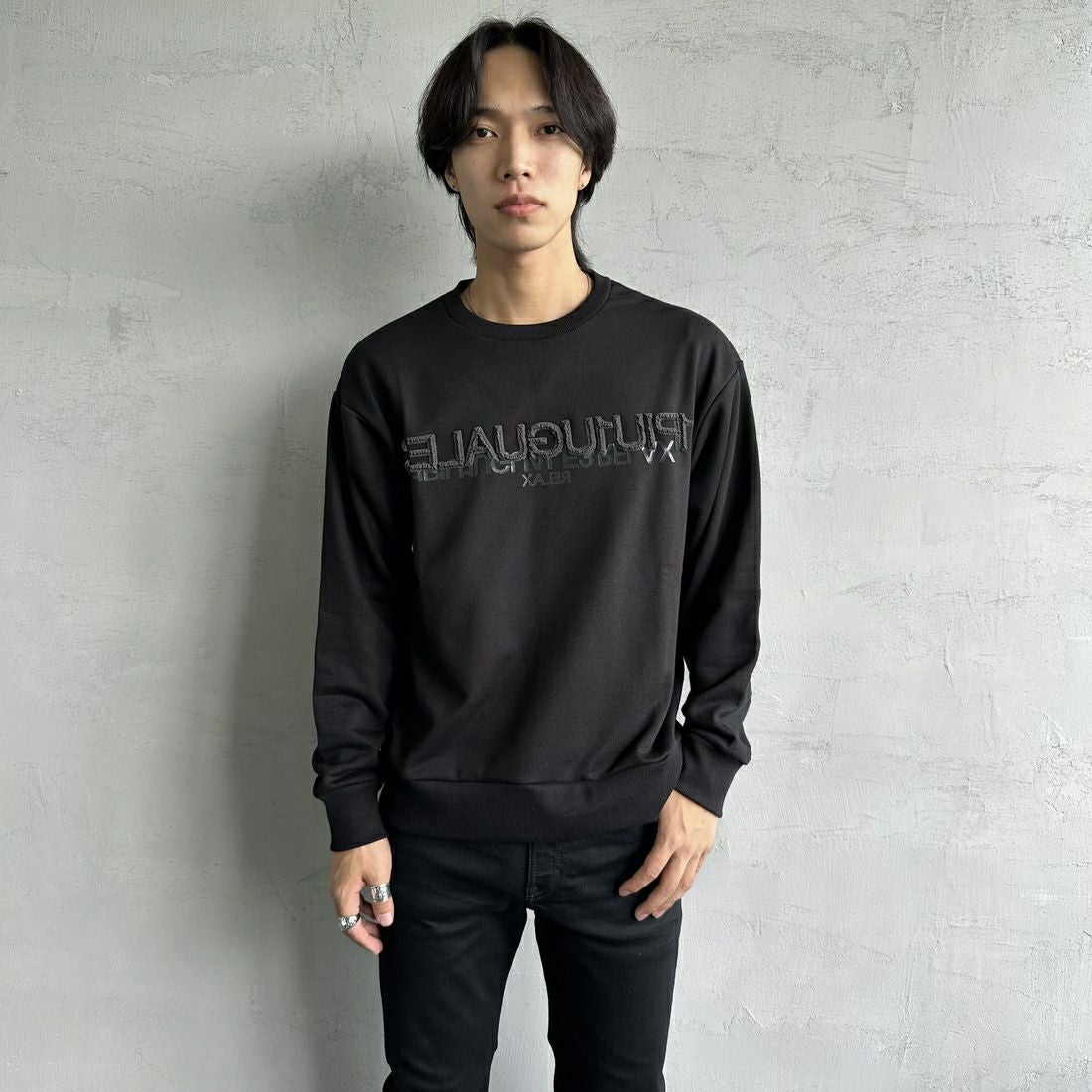 1PIU1UGUALE3 RELAX [ウノ ピゥ ウノ ウグァーレ トレ] 別注 発泡プリントロゴ クルーネックスウェット [USO-24120IN-JF] BLACK &&モデル身長：179cm 着用サイズ：M&&