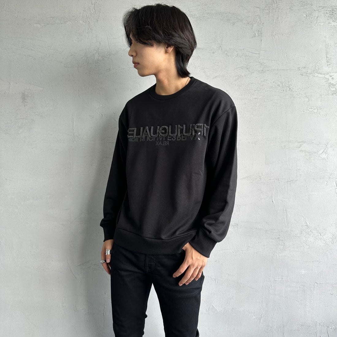 1PIU1UGUALE3 RELAX [ウノ ピゥ ウノ ウグァーレ トレ] 別注 発泡プリントロゴ クルーネックスウェット [USO-24120IN-JF] BLACK &&モデル身長：179cm 着用サイズ：M&&