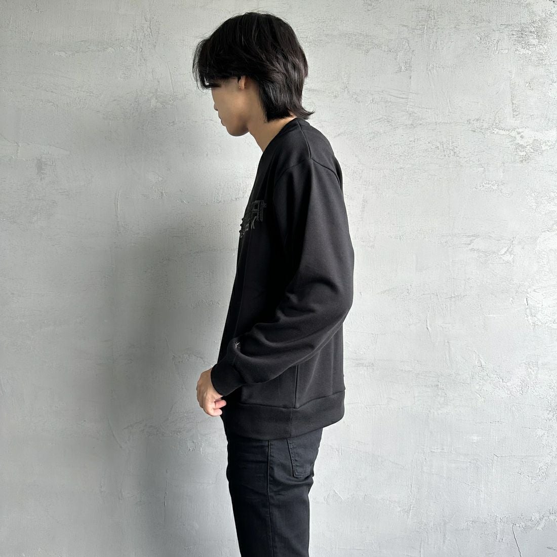 1PIU1UGUALE3 RELAX [ウノ ピゥ ウノ ウグァーレ トレ] 別注 発泡プリントロゴ クルーネックスウェット [USO-24120IN-JF] BLACK &&モデル身長：179cm 着用サイズ：M&&