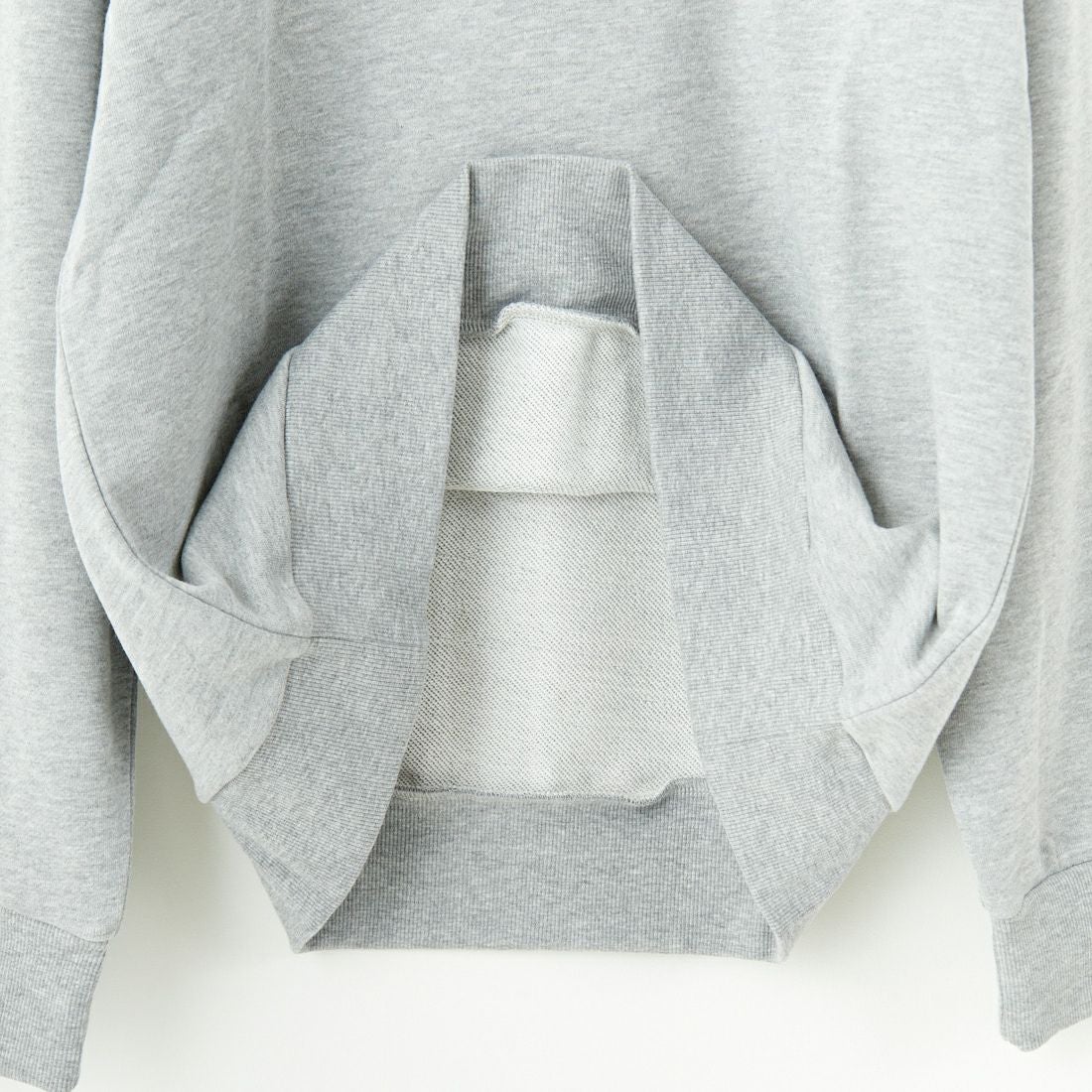 1PIU1UGUALE3 RELAX [ウノ ピゥ ウノ ウグァーレ トレ] 別注 発泡プリントロゴ クルーネックスウェット [USO-24120IN-JF] GRAY