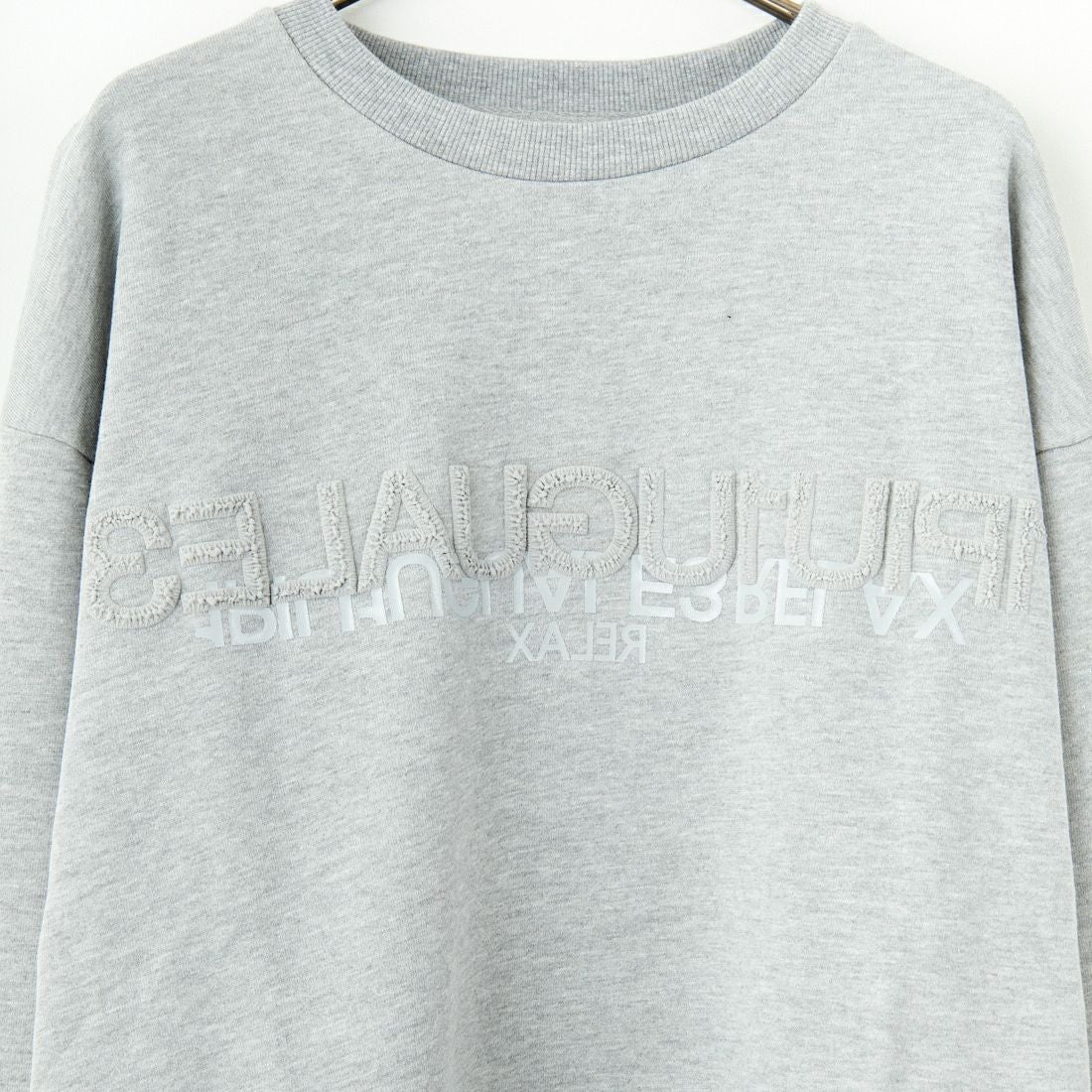 1PIU1UGUALE3 RELAX [ウノ ピゥ ウノ ウグァーレ トレ] 別注 発泡プリントロゴ クルーネックスウェット [USO-24120IN-JF] GRAY