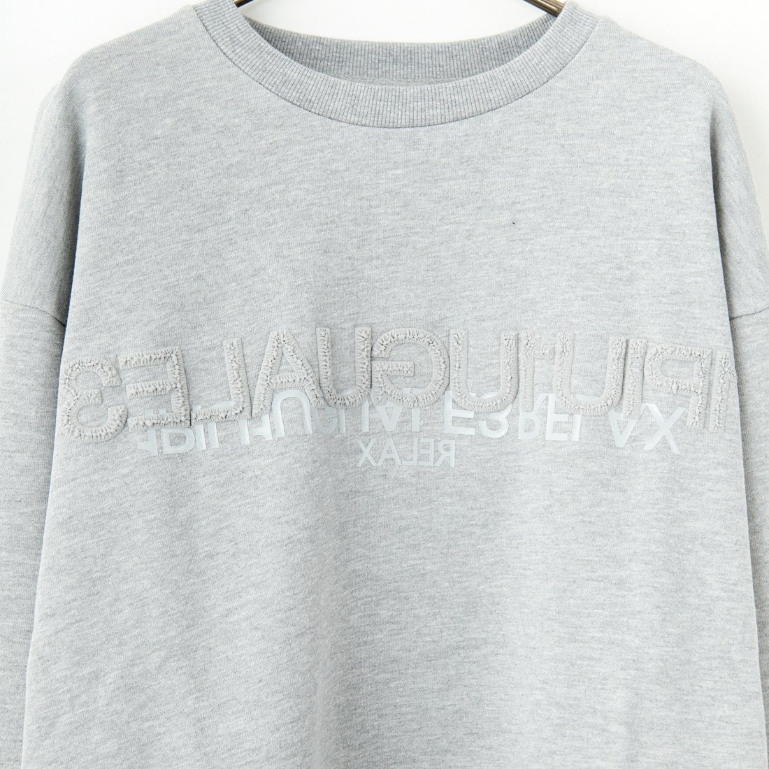 1PIU1UGUALE3 RELAX [ウノ ピゥ ウノ ウグァーレ トレ] 別注 発泡プリントロゴ クルーネックスウェット [USO-24120IN-JF] GRAY