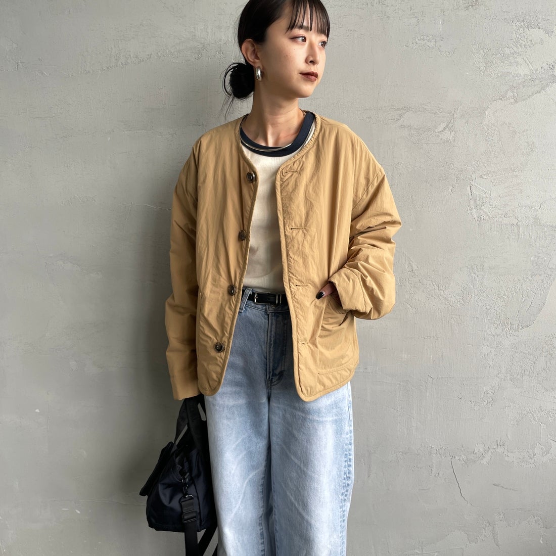 UNIVERSAL OVERALL [ユニバーサルオーバーオール] 別注 中綿入りノーカラージャケット [U2432452IN-JF] BEIGE &&モデル身長：150cm 着用サイズ：F&&