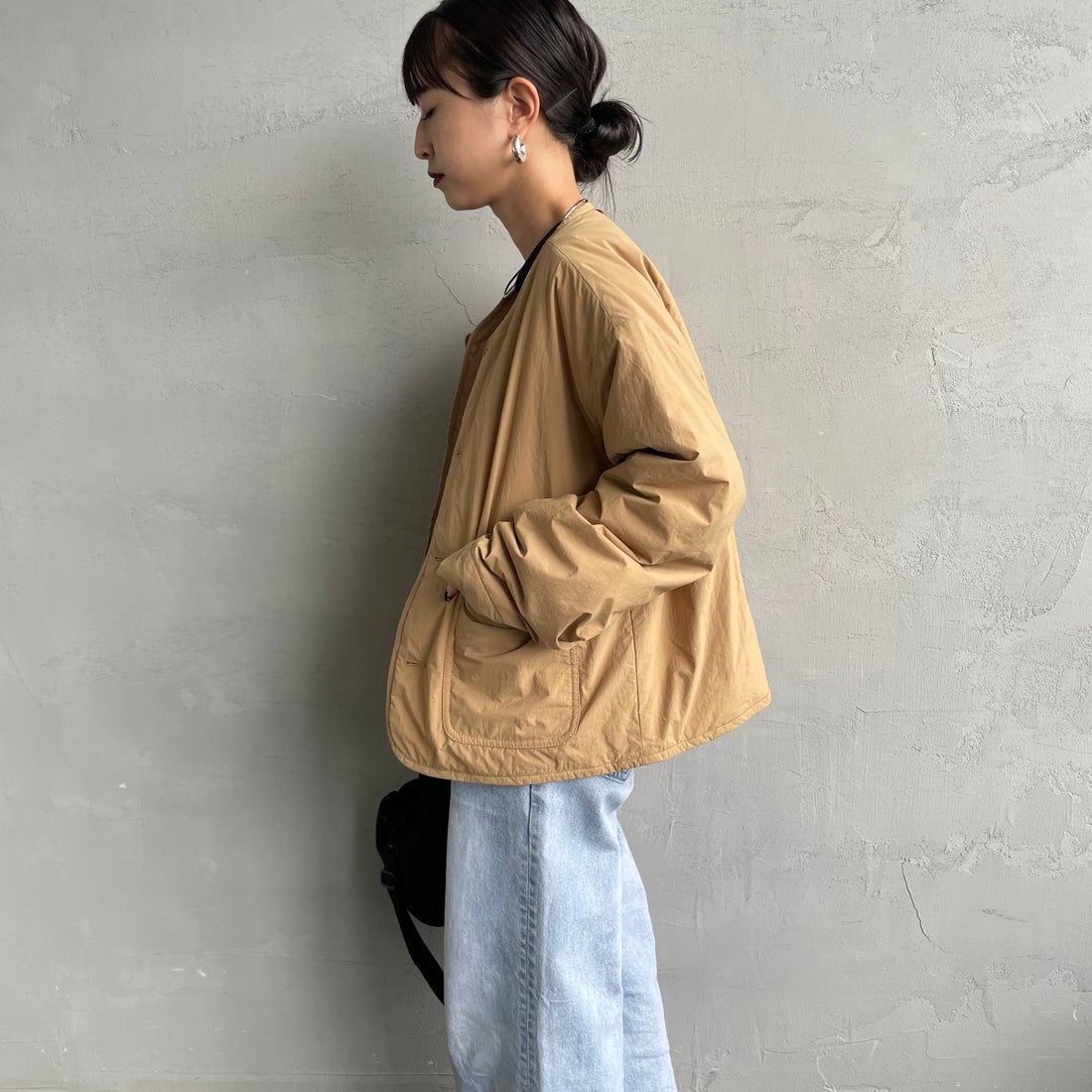 UNIVERSAL OVERALL [ユニバーサルオーバーオール] 別注 中綿入りノーカラージャケット [U2432452IN-JF] BEIGE &&モデル身長：150cm 着用サイズ：F&&