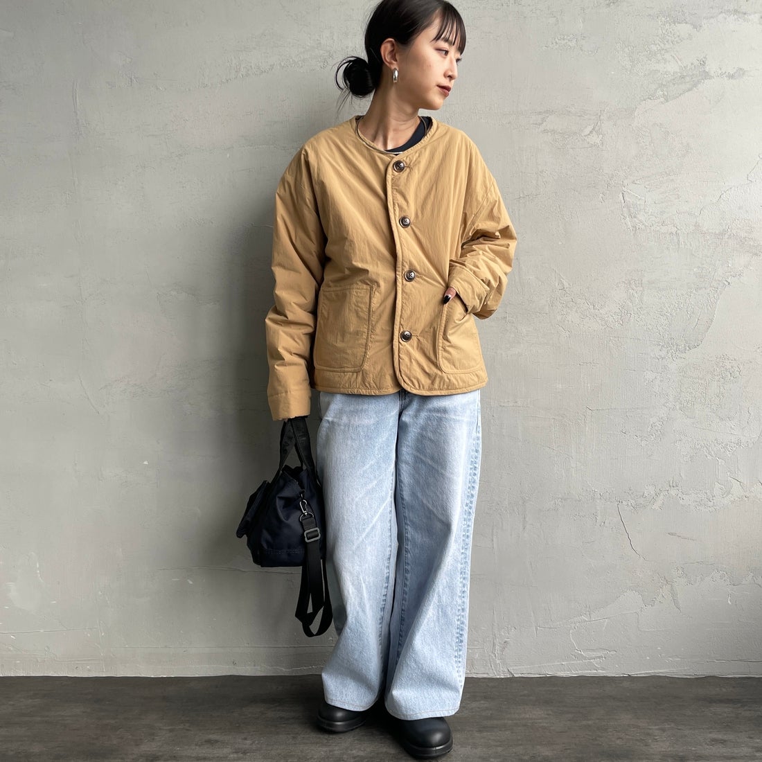 UNIVERSAL OVERALL [ユニバーサルオーバーオール] 別注 中綿入りノーカラージャケット [U2432452IN-JF] BEIGE &&モデル身長：150cm 着用サイズ：F&&