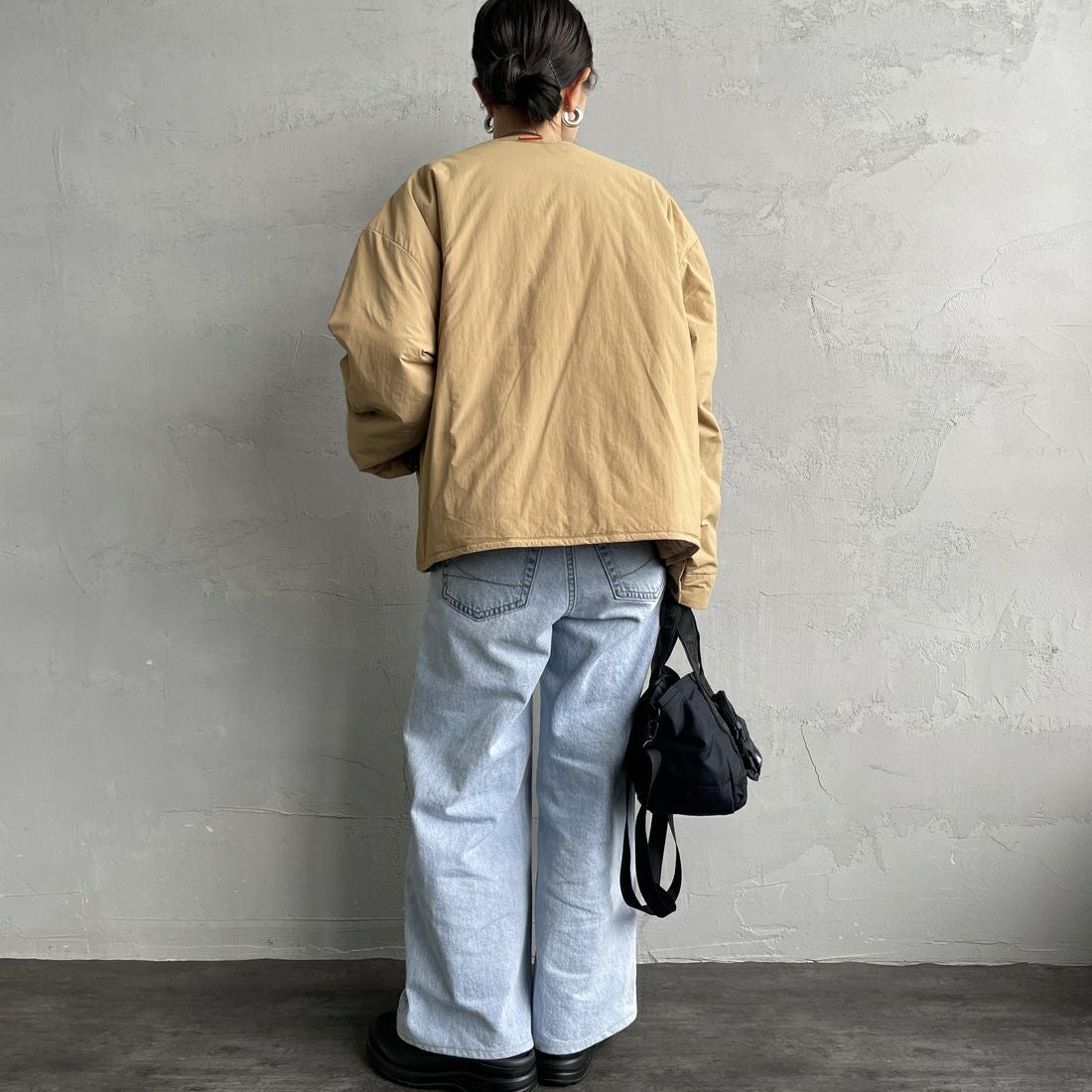 UNIVERSAL OVERALL [ユニバーサルオーバーオール] 別注 中綿入りノーカラージャケット [U2432452IN-JF] BEIGE &&モデル身長：150cm 着用サイズ：F&&